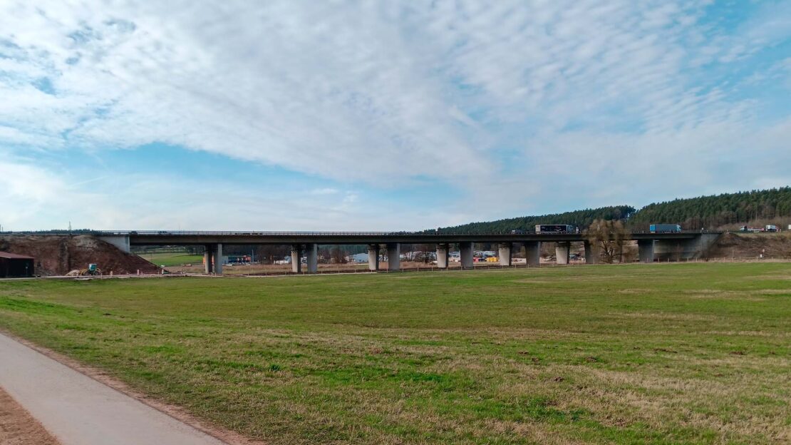 Ansicht der Rezatbrücke von der angrenzenden Wiese bei Baubeginn