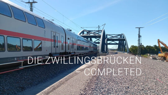 Die Zwillingsbrücken bei Forchheim: Einschub der Stabbogenbrücke der Eisenbahnüberführung A73 West, bei Forchheim Nord, für den viergleisigen Ausbau VDE 8.1.1 Nürnberg-Ebensfeld.