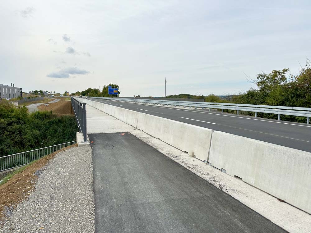 Infrastruktur Deutschland: Erneuerung der Straße (Deckensanierung), Sanierung des Geh- und Radweges