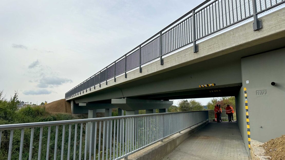 Infrastruktur Deutschland: Bauüberwacher während der baulichen Abnahme nach der Sanierung. Das Bild zeigt die sanierte Brücke.