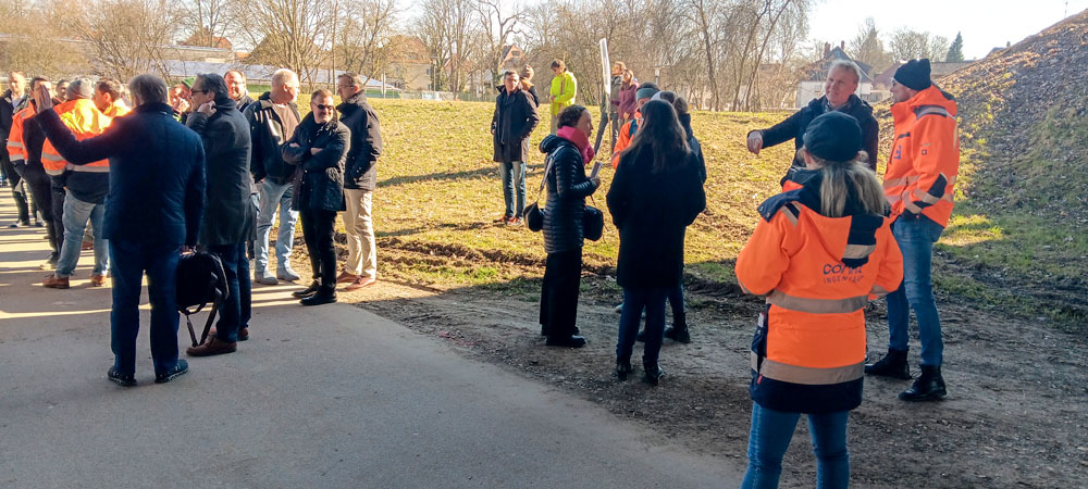 Konversation beim Spatenstich