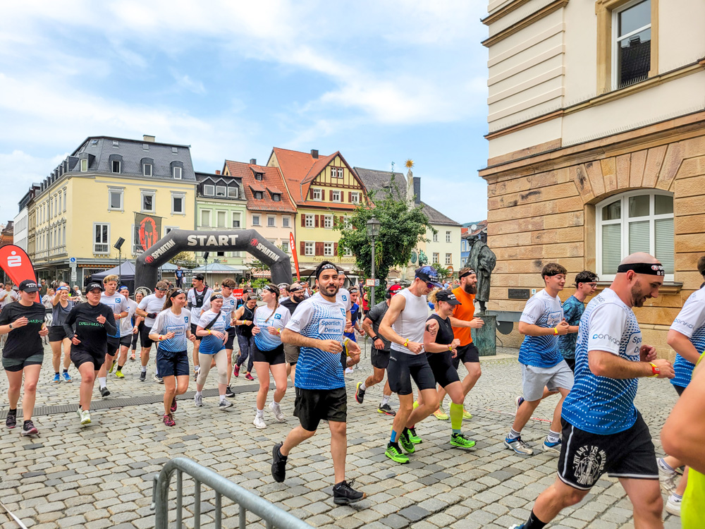 Das CONFIDO-Team kurz nach dem Start beim Spartan Race 2025.