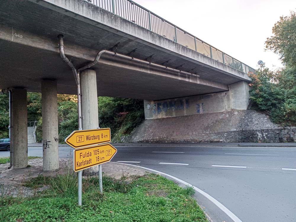 Brückenunterführung der B27 zwischen Würzburg und Karlstadt: deutlich zu sehen sind die brüchigen Bereiche, die zur Sanierung stehen.