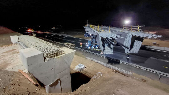 Einhub des Ingenieursbauwerk: Brücke als Überführung der A3 bei Nacht. Eindruckvolle Ausführung.