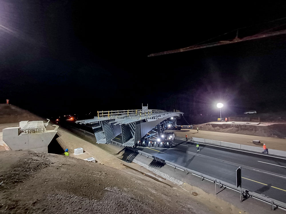 Brückeneinschub bei Nacht 22:14 h unter Vollsperrung. Langsam wird das Bauwerk eingedreht.