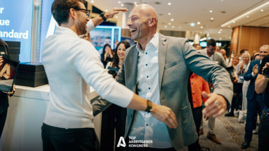 TOP Arbeigeber Awardverleihung 2025 – CEO FAIRFAMILY Felix Anrich (links) und Bernd Schneider CEO CONFIDO Ingenieure fallen sich freudig in die Arme.
