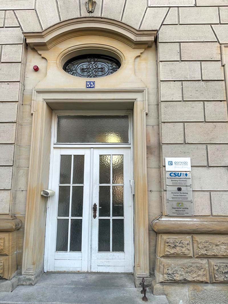 Hauseingangstür LUI ONE, Bamberg - schöne historische Fassade mit weißer Eingangstür und Firmenschiildern