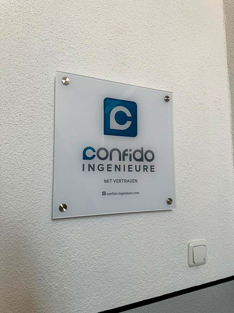 Firmenschild der CONFIDO Ingenieure am Eingang zum Büro
