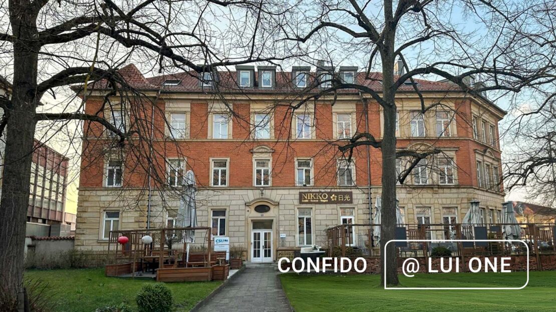 Gebäude 8 LUI ONE, Eingang der CONFIDO Ingeniuere in Bamberg - Stimmungsvolles Bild des Haues mit Ziegel Fassade im Winter.