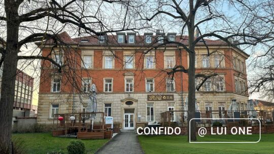 Gebäude 8 LUI ONE, Eingang der CONFIDO Ingeniuere in Bamberg - Stimmungsvolles Bild des Haues mit Ziegel Fassade im Winter.