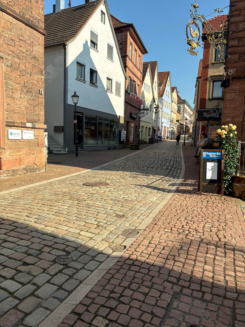 Neues Büro der CONFIDO Ingenieure in Gemünden am Main. Sonnige Straße vor der neuen Location im Sommer - historischer Ortskern.