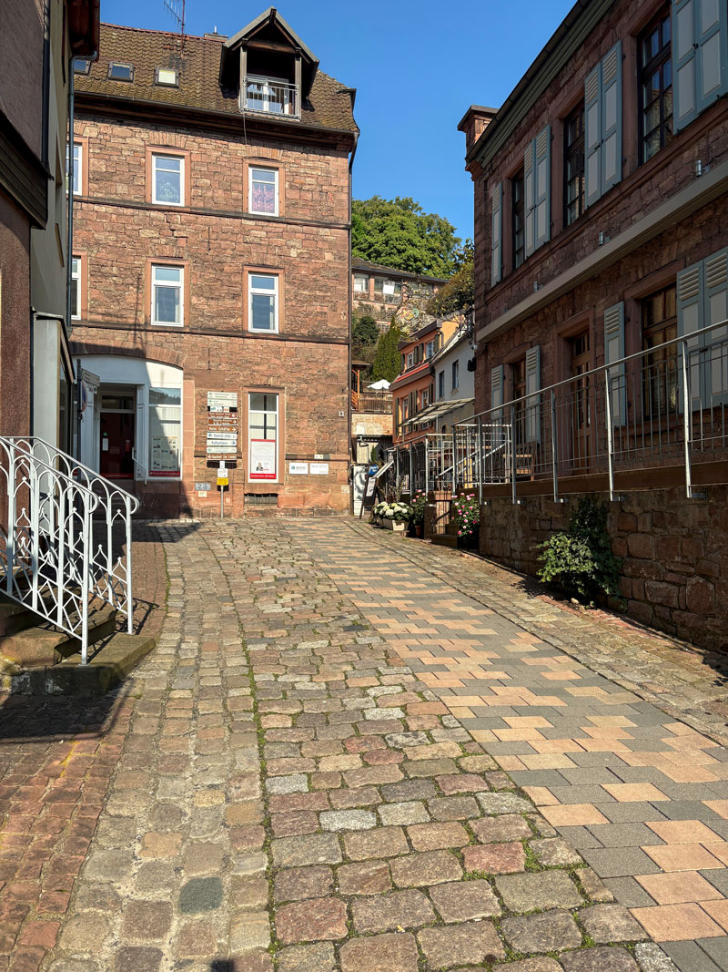 Neues Büro der CONFIDO Ingenieure in Gemünden am Main. Blick auf die Fassade des Büros im sommerlichen Sonnenschein - historischer Ortskern.