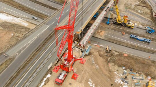 Luftaufnahme des Brückeneinschubs der Ersatzbrücke: Frankenschnellweg/ Hafenbrücken Nürnberg