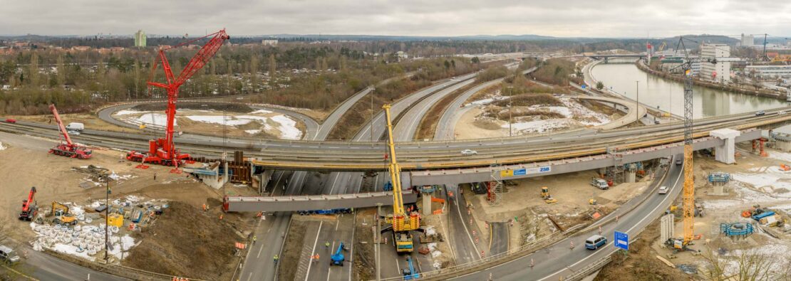 Brückeneinschub der Ersatzbrücke: Luftaufnahme der Baustelle bei trüben Wetter im Winter.