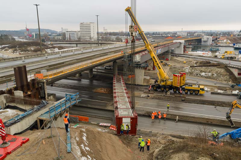 Brückeneinschub der Ersatzbrücke, Luftaufnahme der Baustelle.