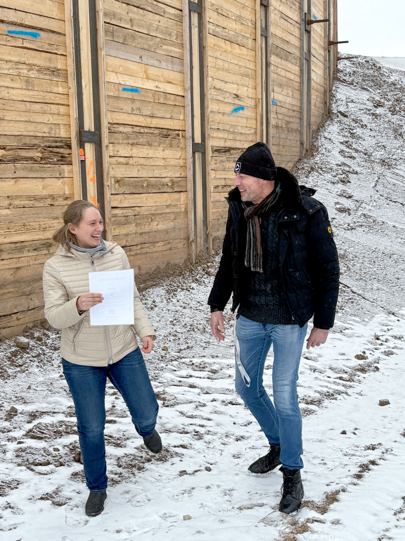 Winterliche Bauumgebung mit Raureif - Bernd Schneider mit Bauingenieurin Monika Krebs - beide lachen.