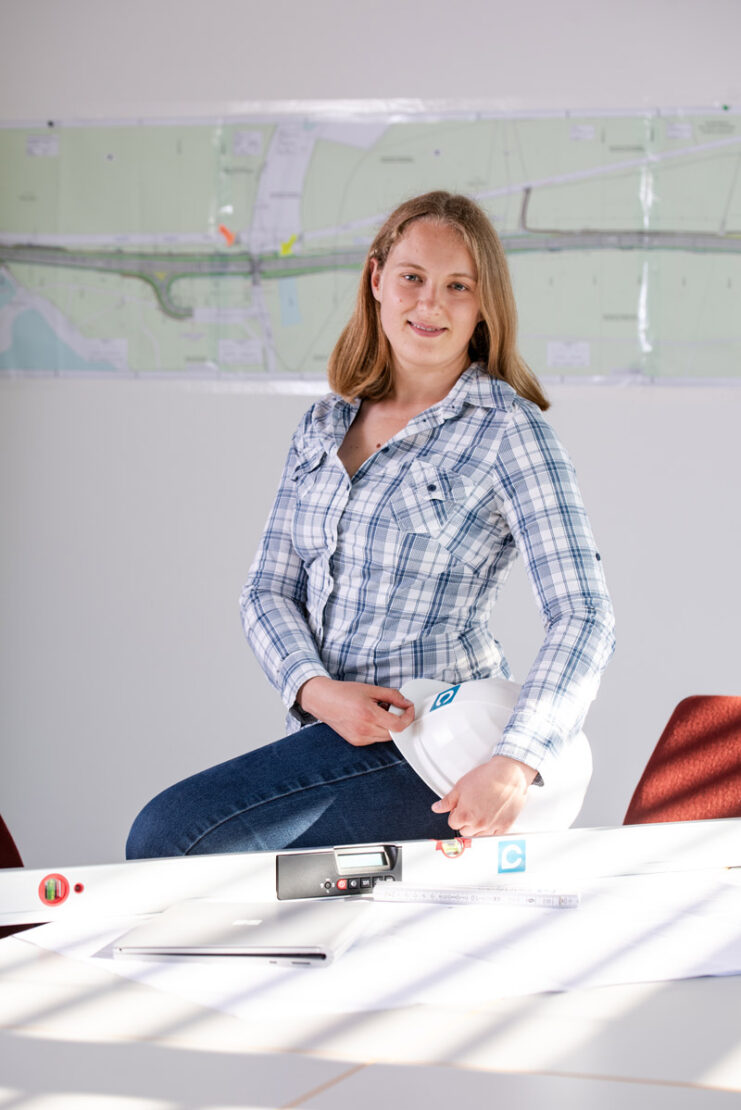 Bauingenieurin Monika Krebs, 2020 in Bürpumgebung der CONFIDO Ingenieure