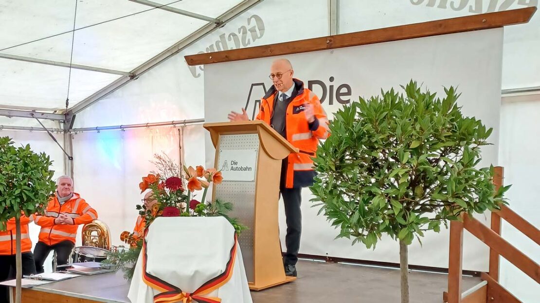 Dirk Brandenburger während der Rede auf der Bühne.