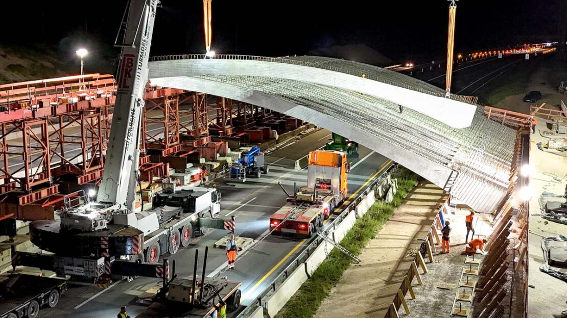 Nachtaufnahme währeddes Baus der Grünbrücke: zu sehen ist die Montage der Amierung.