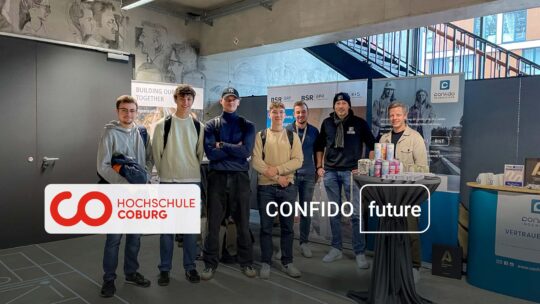 Netzwerkertag an der Hochschule Coburg - CONFIDO Ingenieure stehen mit Studierenden am Infostand