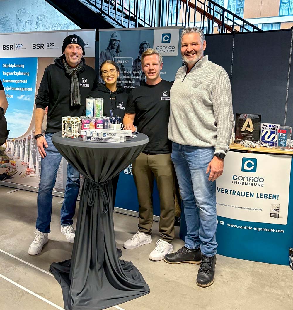 Von links nach rechts Bernd Schneider, Hannah Schuhmann, Max Kräußlich – CONFIDO Ingenieure – und Prof. Dr. Timo Bertocchi – Hochschule Coburg.