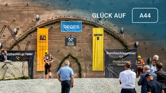 Presse und Ehrengäste vor dem Durchschlag des Holstein Tunnels vor der noch geschlossenen Felswand bei Sontra