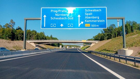 Autobahn A6 in der Herbstsonne kurz vor der Fertigstellung - kein Auto