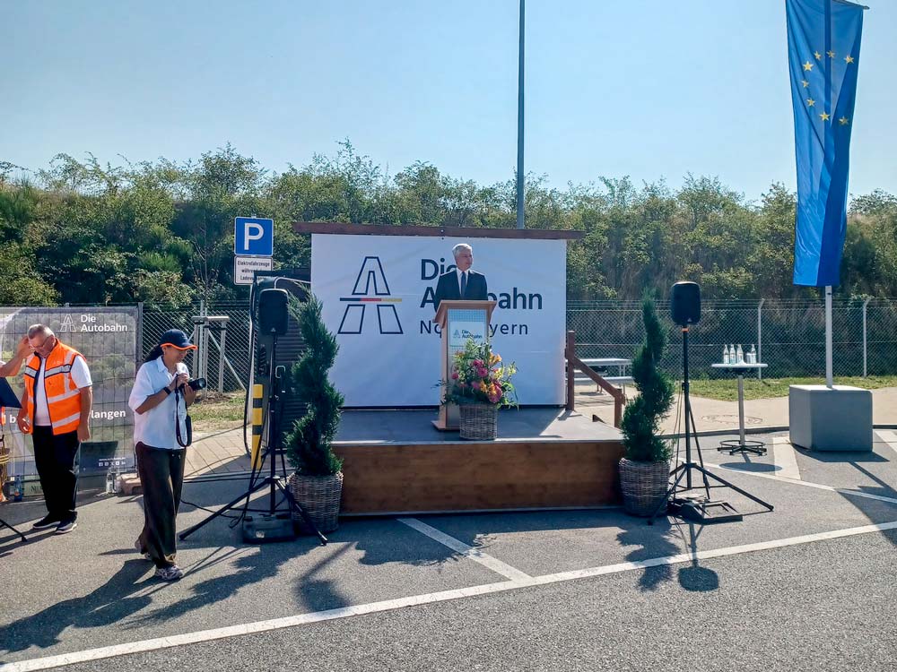 Bundesminister für Verkehr Steffen Bilger auf der Bühne in der Sonne