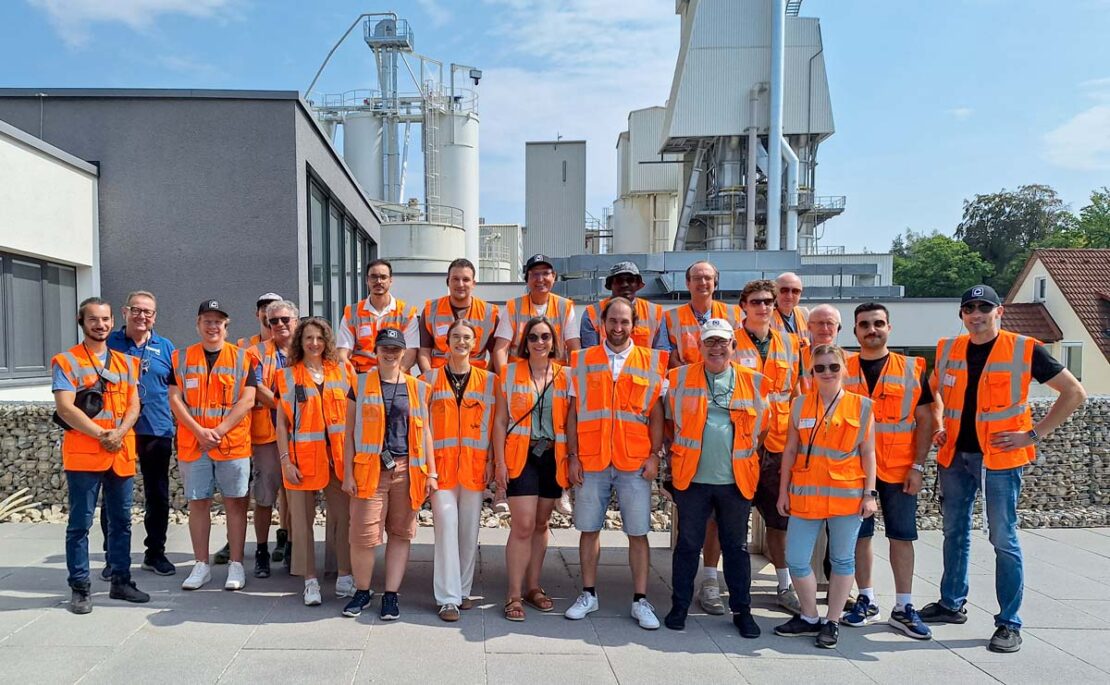 Confido Ingenieure vor dem Betonwerk Maxit, mit Sicherheitswesten in Signal-Orange.