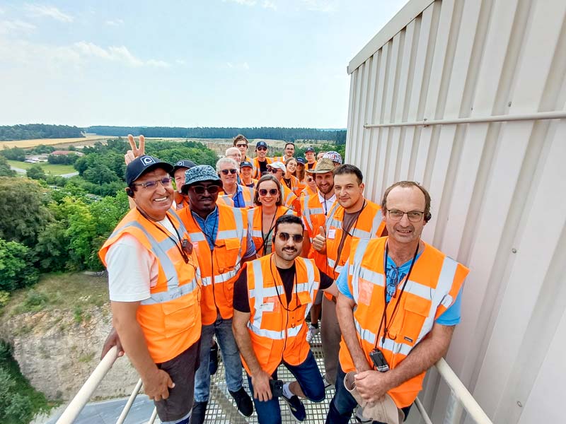 Confido Ingenieure auf der Aussichtsplattform: alle lächeln bei schönem Sonnenschein in die Kamera
