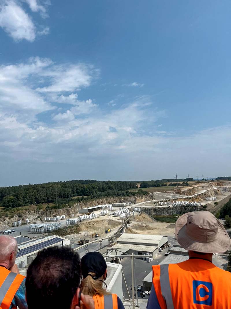 Blick auf das Betonwerk von oben (Aussichtsplattform)