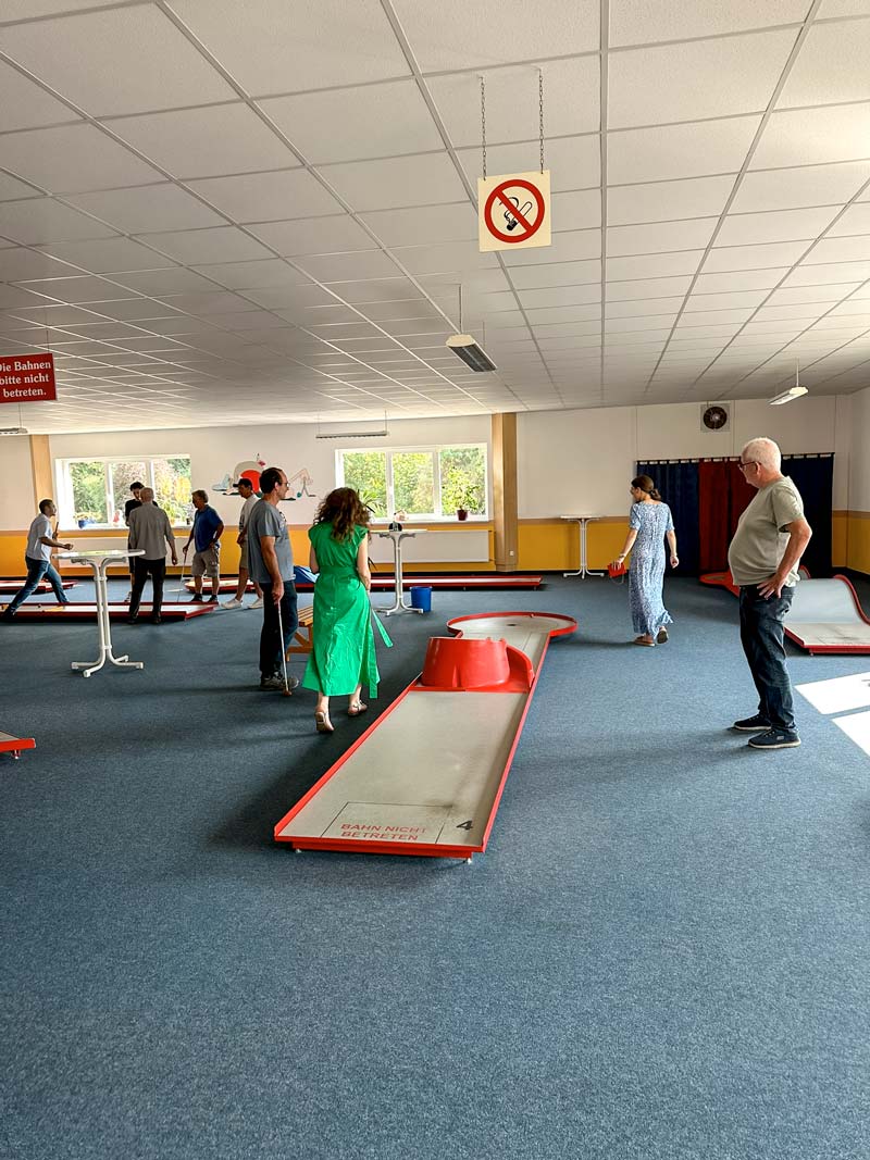 Indoor Minigolf Anlage mit sportlichem Wettbewerb auf dem Teamevent der CONFIDO Ingenieure