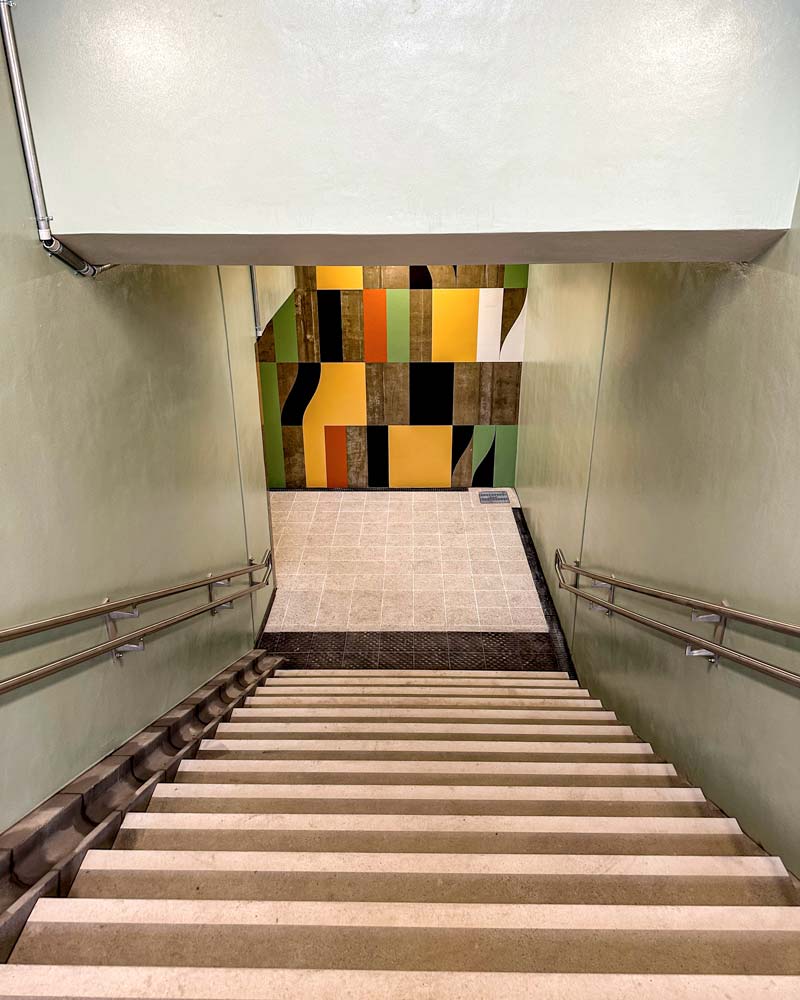 Blick die Treppe hinab in die Personenunterführung: mit kreativer, grafischer Dekoration und viel Licht